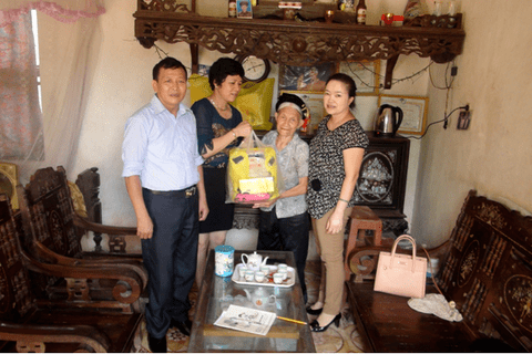 Lãnh đạo Phòng GD&ĐT cùng Công đoàn Giáo dục huyện Khoái Châu thăm và tặng quà Mẹ Việt Nam Anh hùng Đặng Thị Nghiên